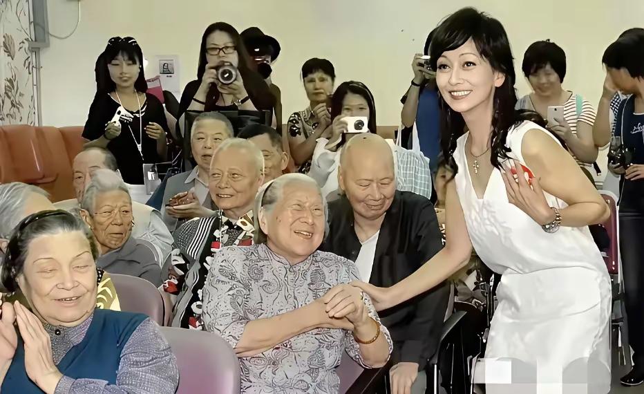 赵雅芝老师拉着72岁大妈的手慰问她。可她们竟是同龄人。这便是人与人之间的差距。现