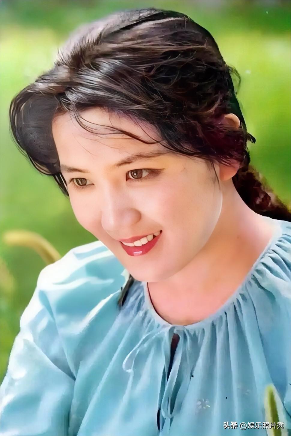 她一个人就“压住”了，张瑜和丛珊两位“荧幕女神”！

她的长相虽然不符合“现在美