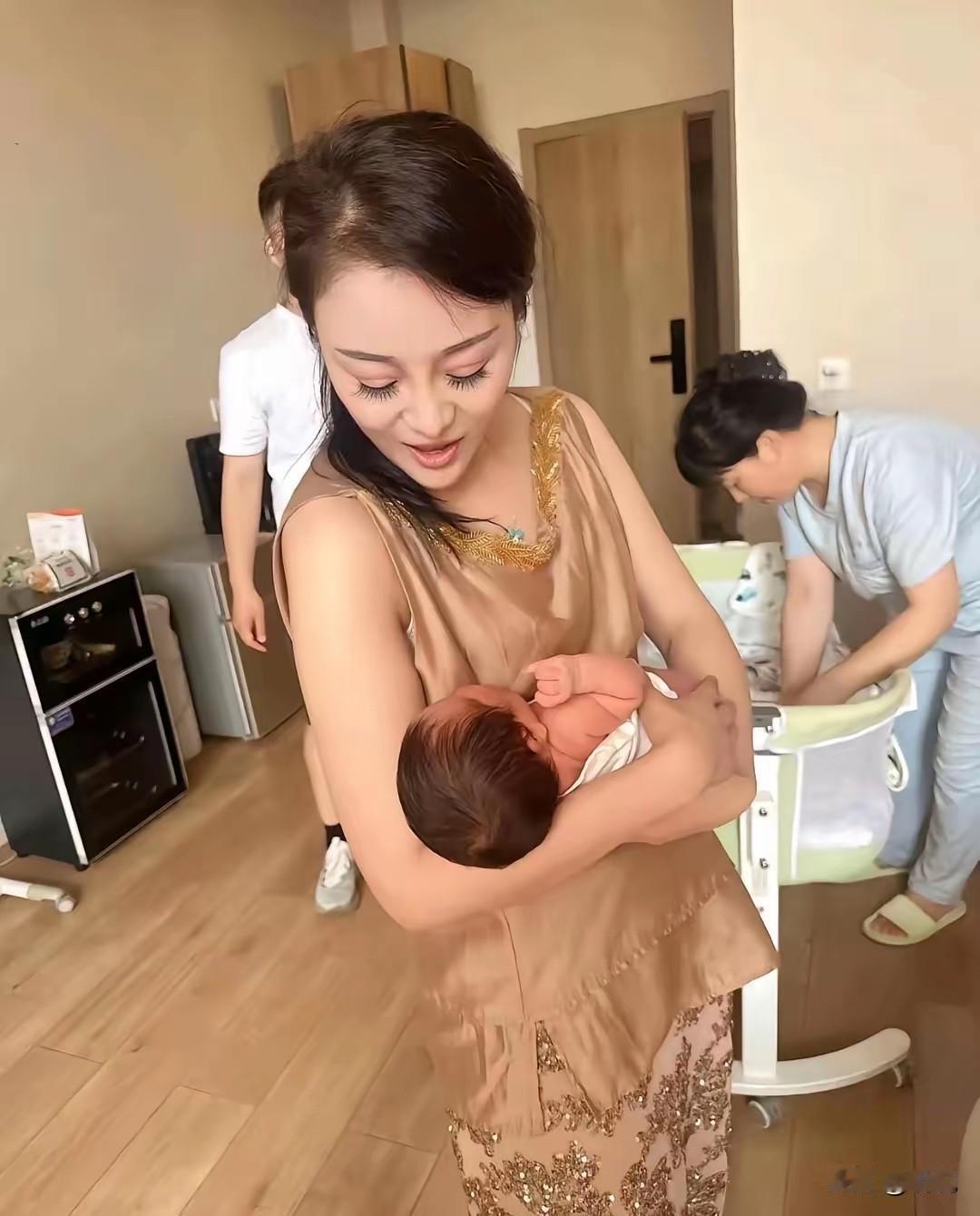 38岁就当奶奶了，五世同堂不成问题！