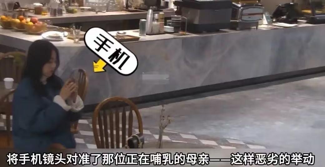 宝妈在餐厅掀起衣服喂母乳，隔壁桌女生看到后怒骂：“你这样太不文明了，等下我男朋友