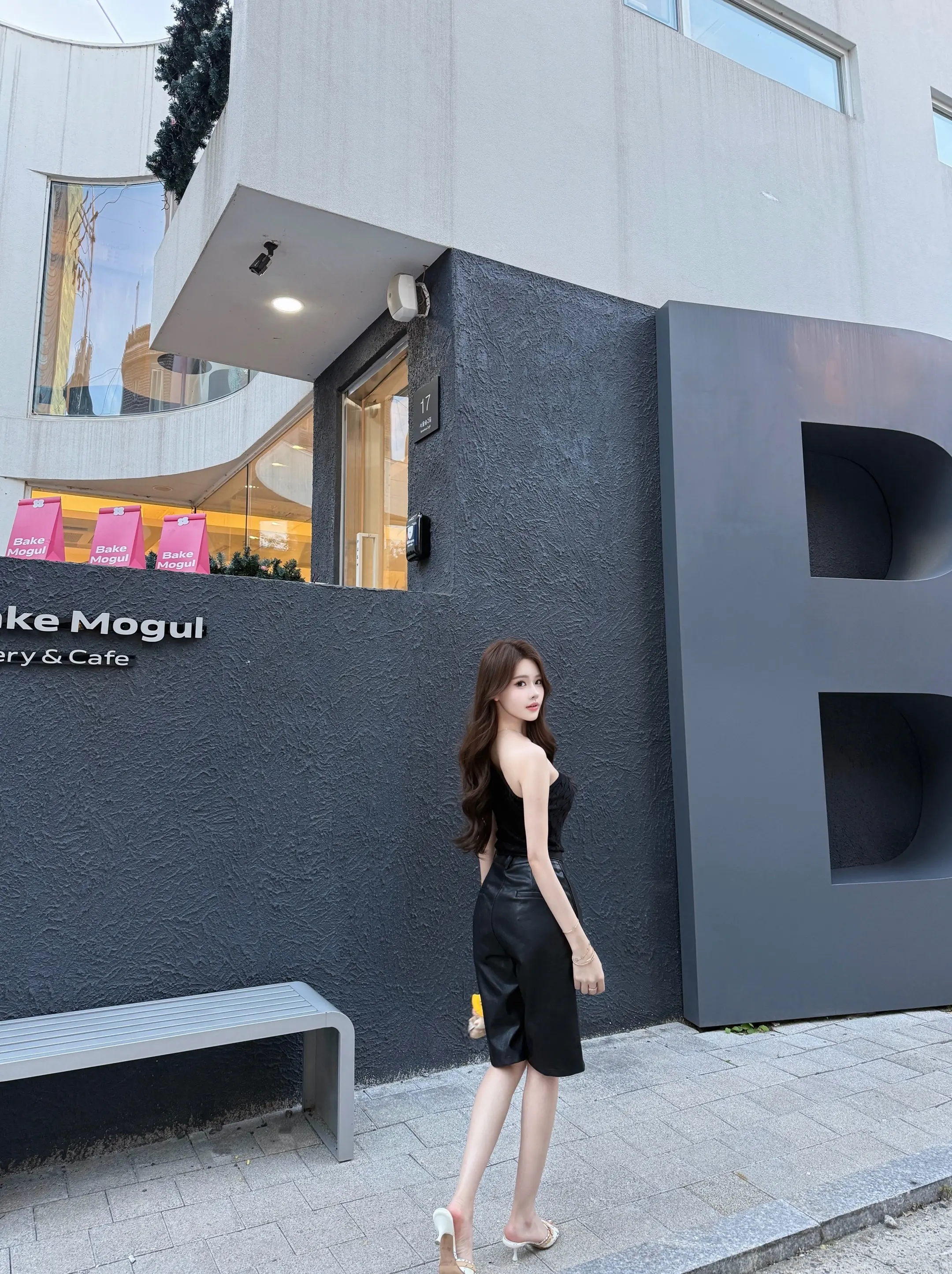 能夺走你优雅的从来不是困境 而是认输的眼神，风雨淬炼的 才是未来铠甲。