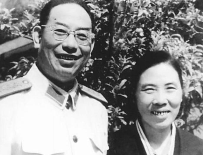 1967年，一小姑娘拿着许光达写给邹靖华情书的抄写版说“这就是你们生活糜烂的证据