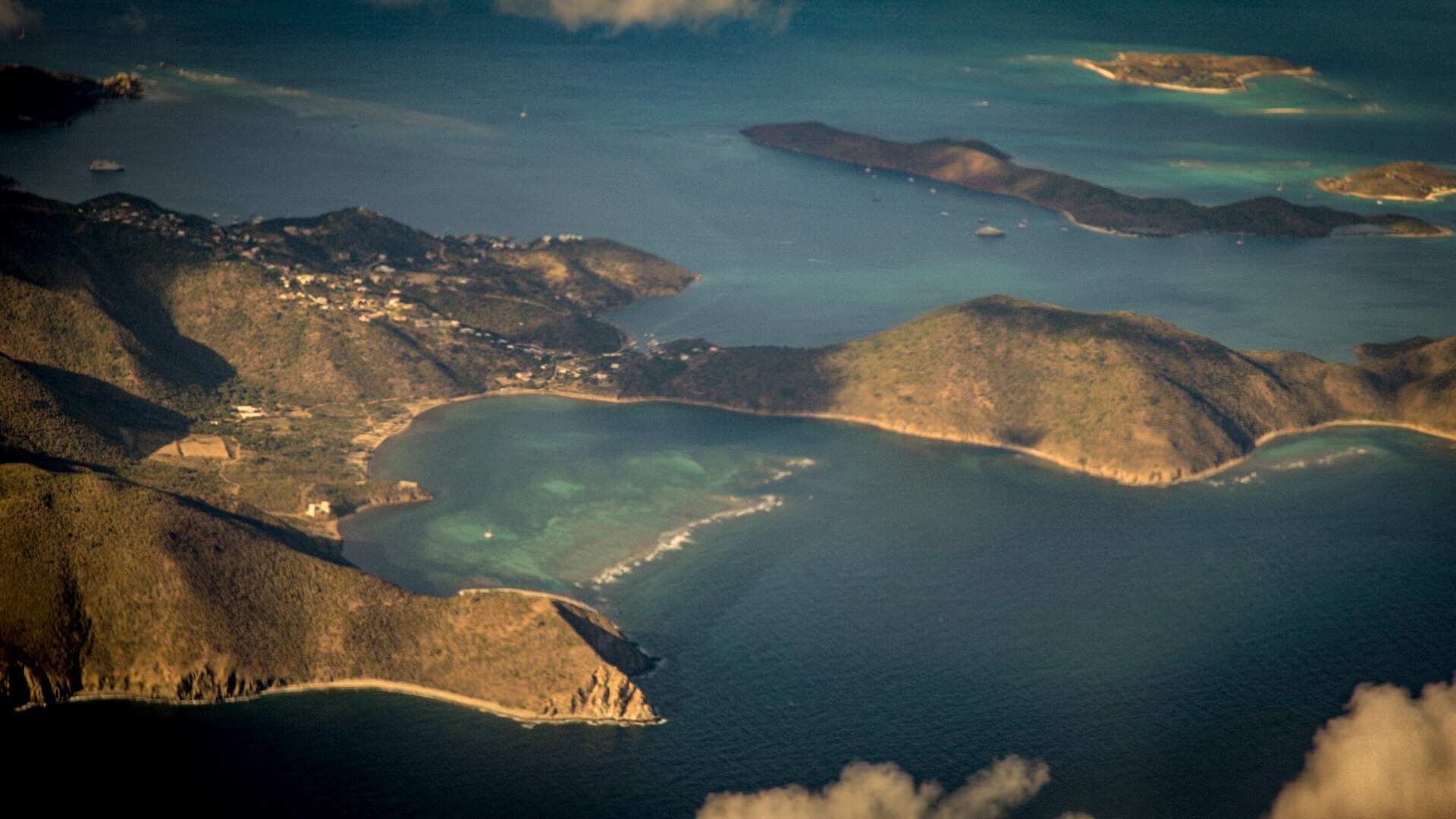 随手拍  📍安提瓜岛坐落于澄澈的加勒比海域，这座海岛藏着悠远航海往事。1493