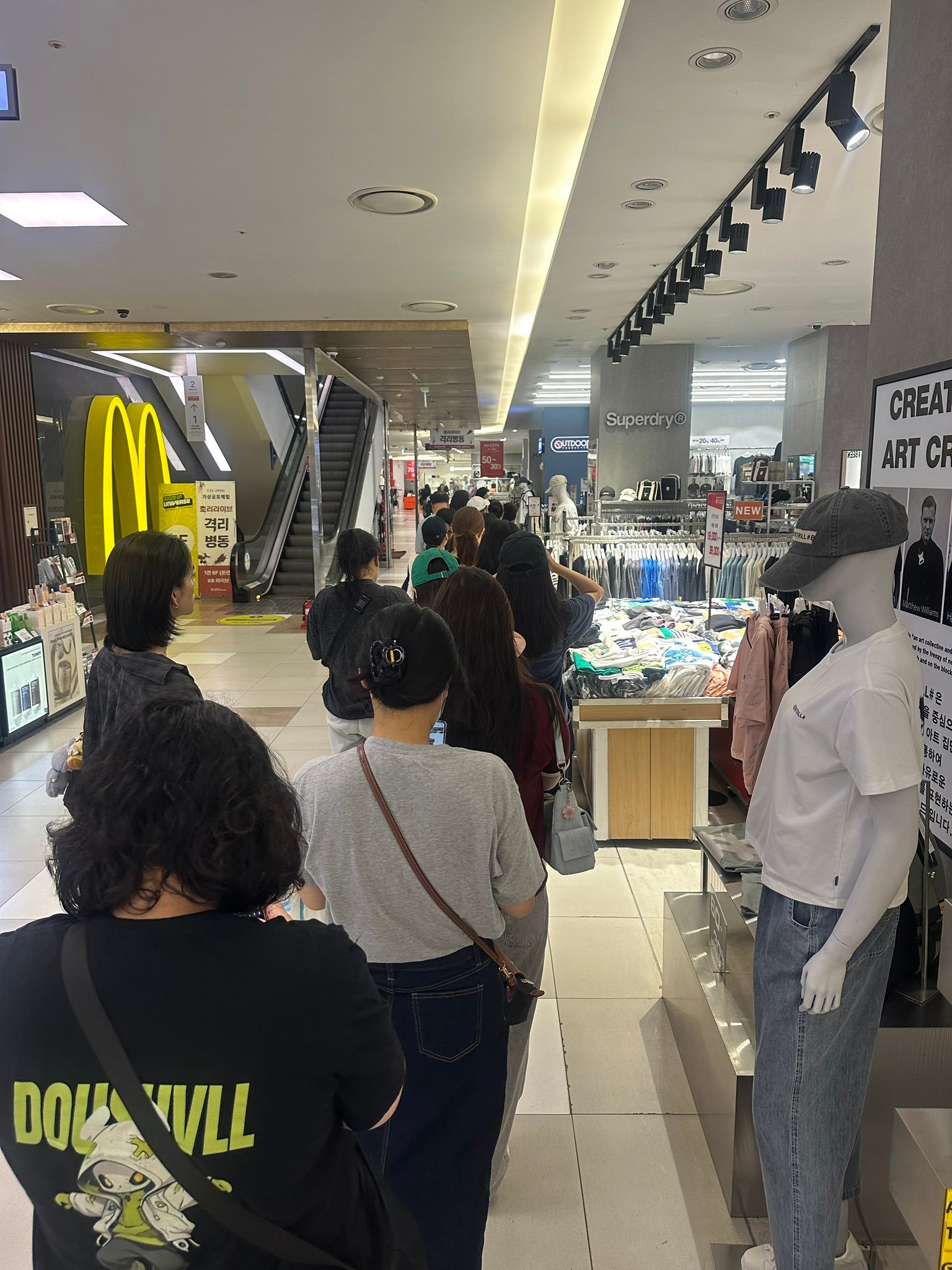 朴志训 X Superdry代言联名款开售日 情况如图一图二今天线下的情况也是到