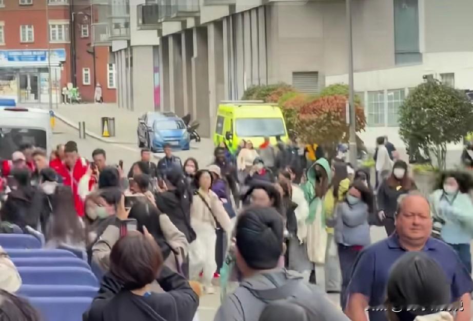 跟着中国乒乓球队跑的人里面，十个有八个是戴着口罩的，还有两个没戴口罩的反而是跑的