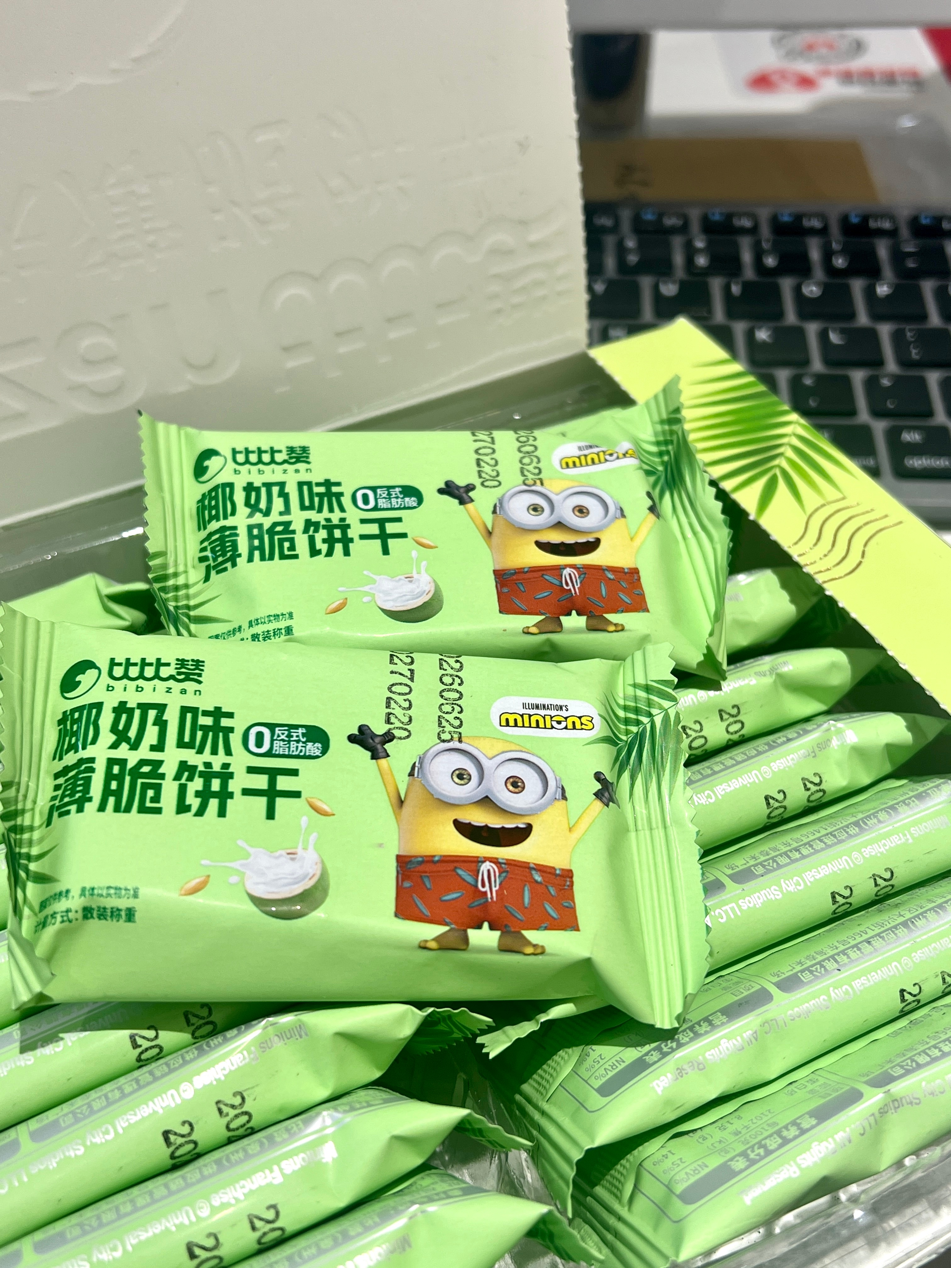 工位日记📔好可爱的比比赞小黄人薄脆饼干！上周刚好去看了小黄人电影～简直萌化了 