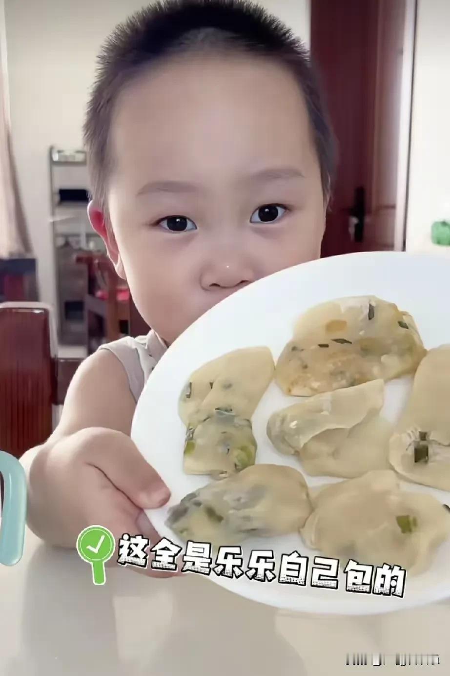 首先，平台就不该让儿童吃播这种视频出院。


再次，一个家长不分享孩子读书、锻炼