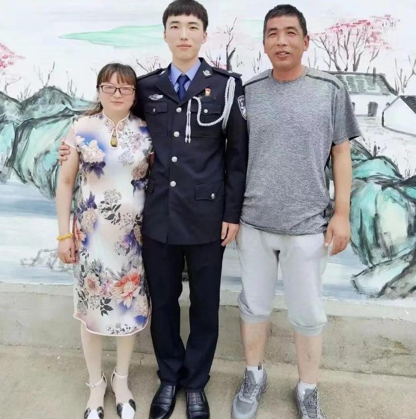 江苏一女子，儿子因公牺牲，她伤心欲绝，每天以泪洗面，2022年一天，她在商场，突