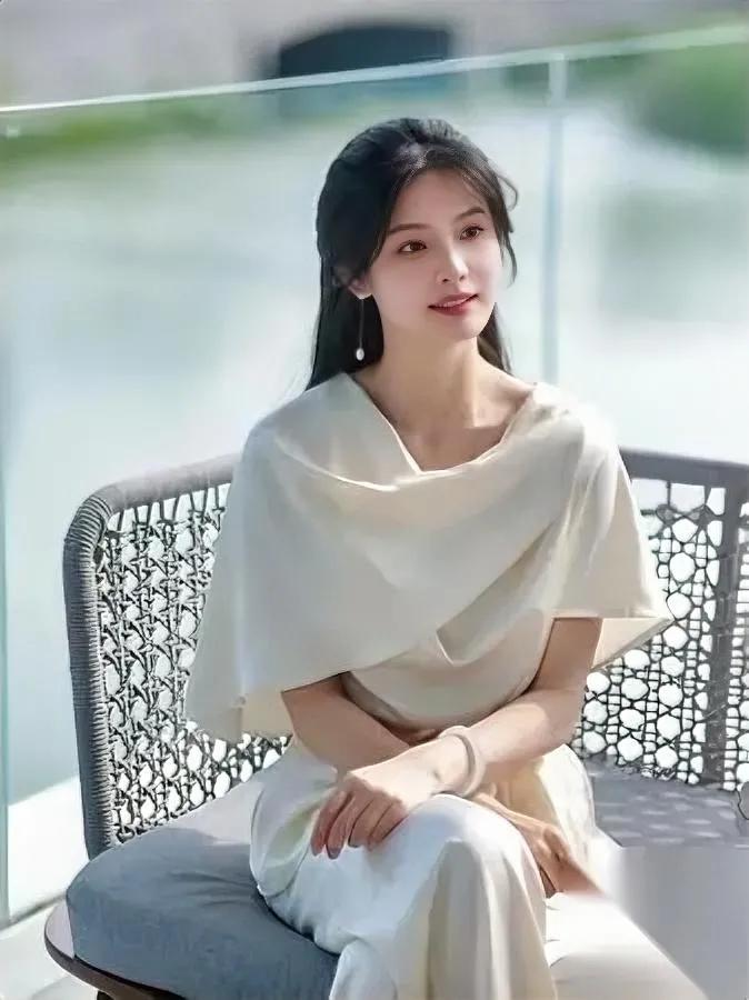 别瞎猜女生好不好追——

看她穿什么就行。

但不是看贵不贵，是“紧不紧”。
