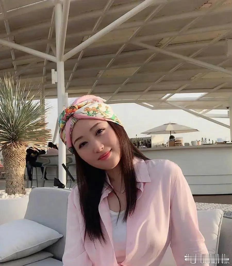 杨钰莹换了新风格，整体造型显得特别清新。粉色衬衫搭配白色长裤，简直让她年轻了二十