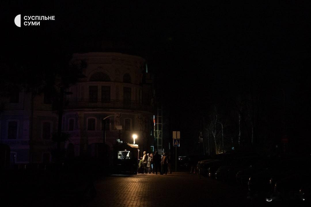 苏梅，一番对轰后，乌克兰人可以形成早睡早起的习惯了。目前街道照明已经关闭。其他的