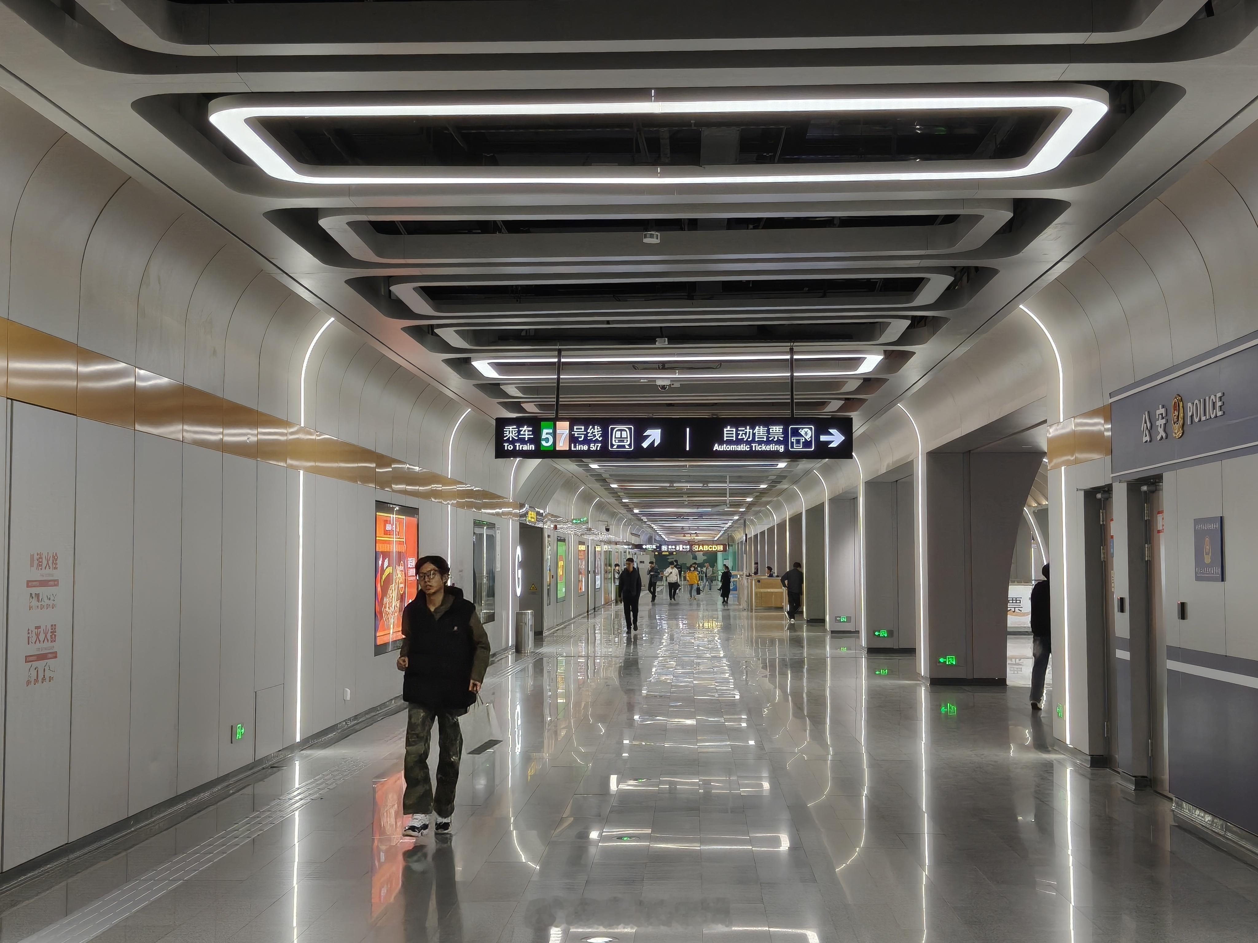 突然发现郑州的地铁变化好大啊，这跟我印象里的不一样啊