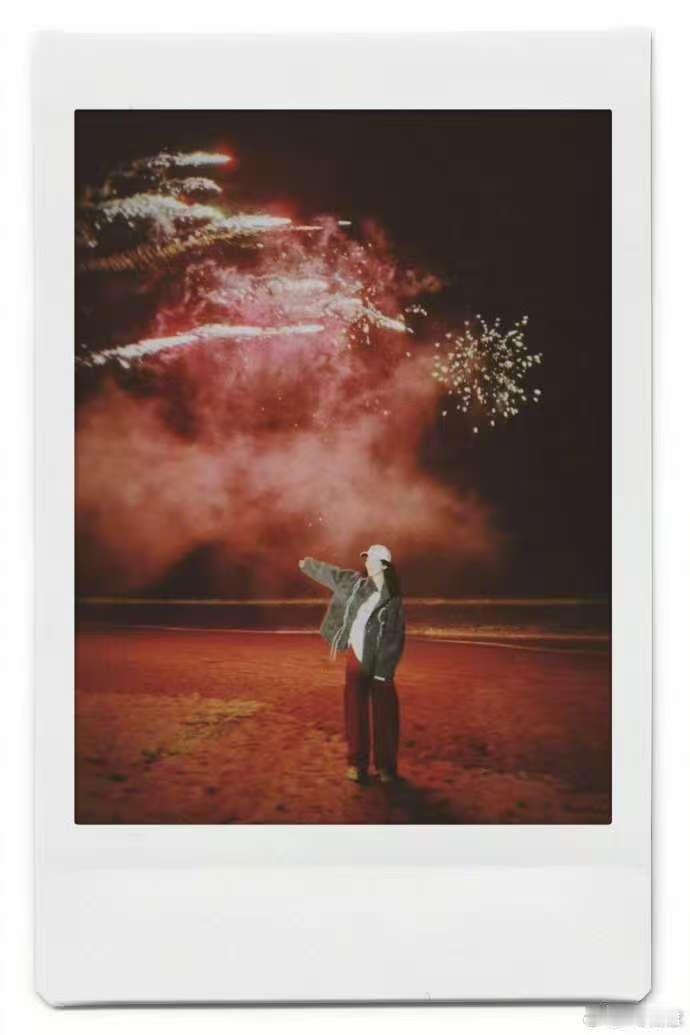 杨紫海边放烟花碎片杨紫烟花碎片杨紫海边放烟花碎片，好看，