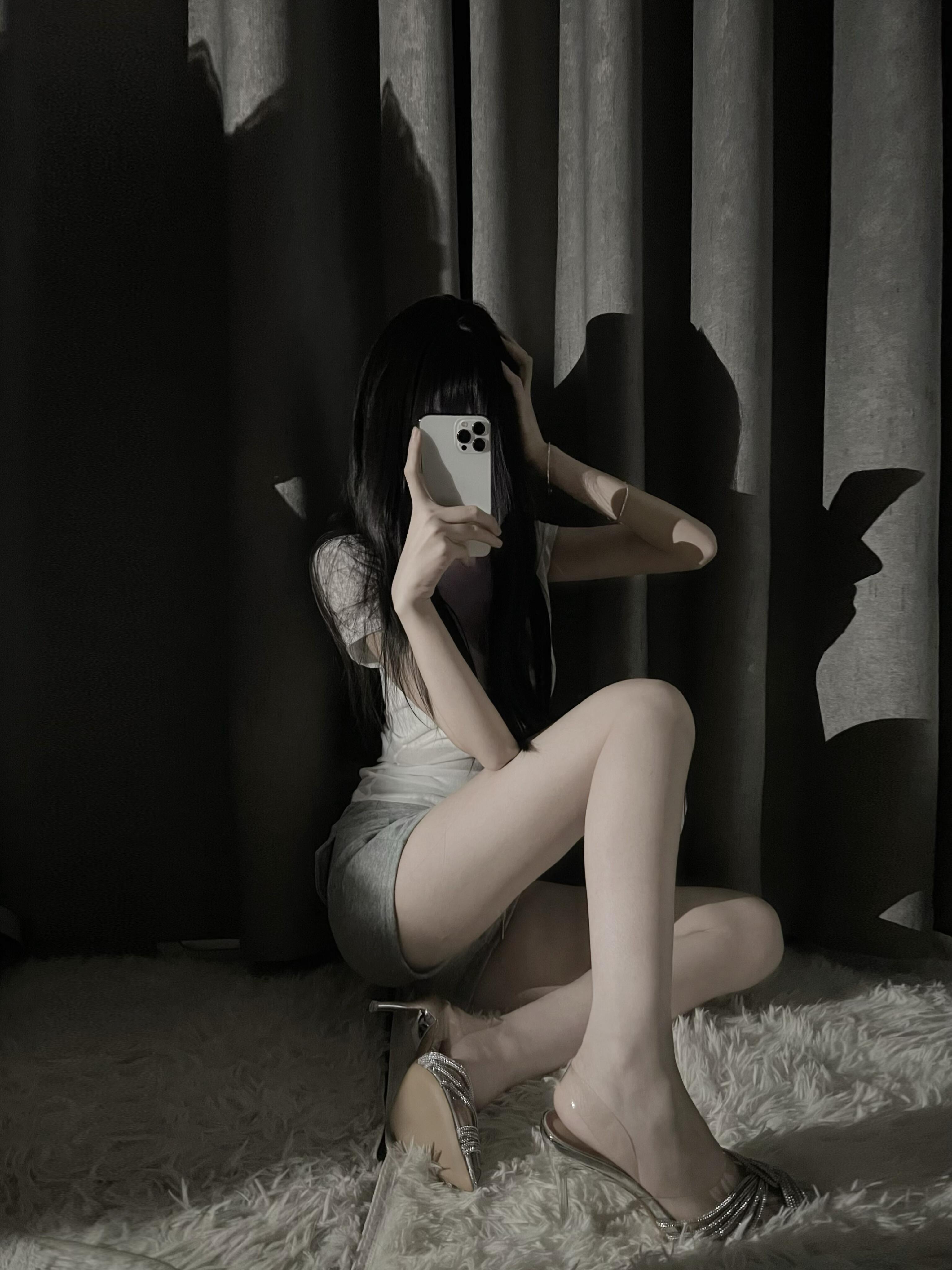 蹲姿对镜拍照姿势 