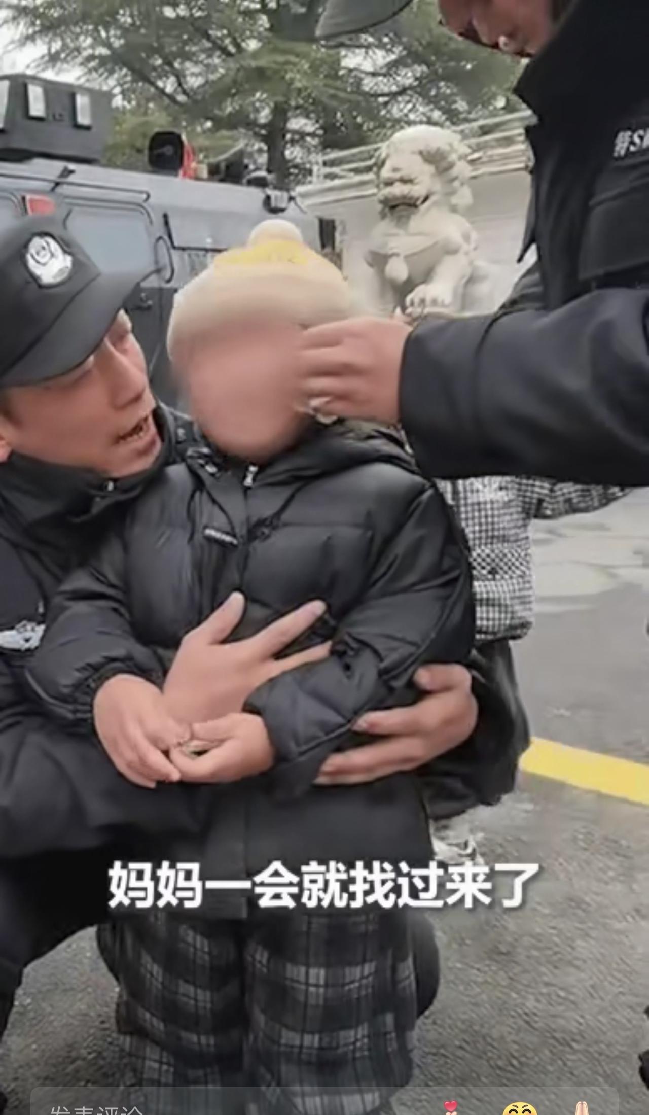 上人民日报了！山西长治，上一秒特警还眼神坚定，下一秒就温柔如“奶爸”，原来男童跟