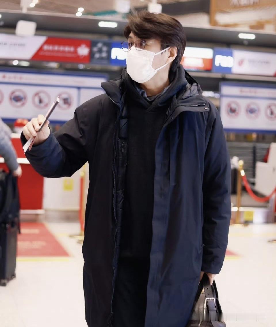 最近靳东老师一句话点醒我了，他说“言多必失”。我琢磨了一宿，越想越对。这哪儿是人