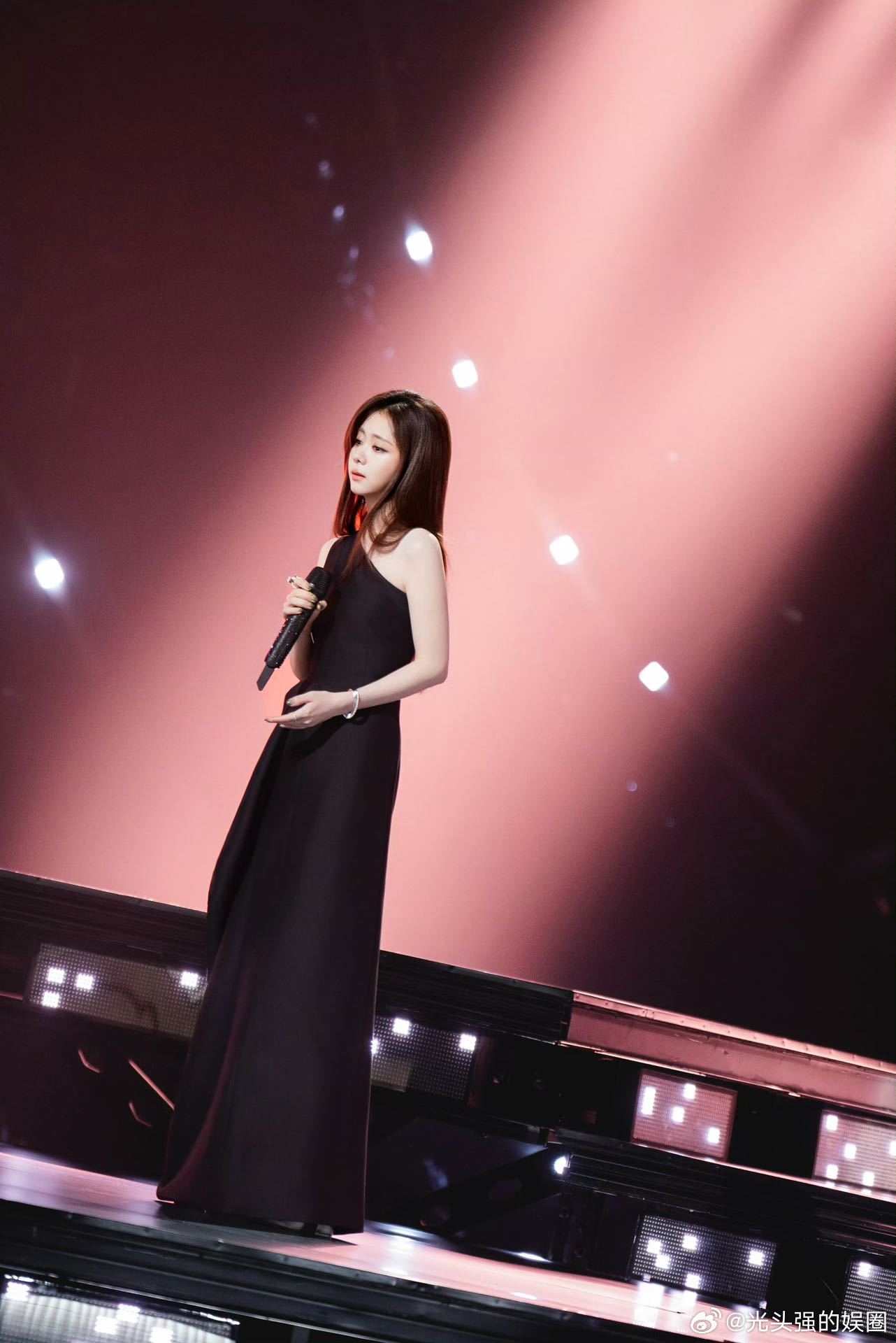 谭松韵对王铮亮百分百信任谭松韵小半直拍完整版奉上，婉转歌声，将暗恋酸涩化作温柔诗