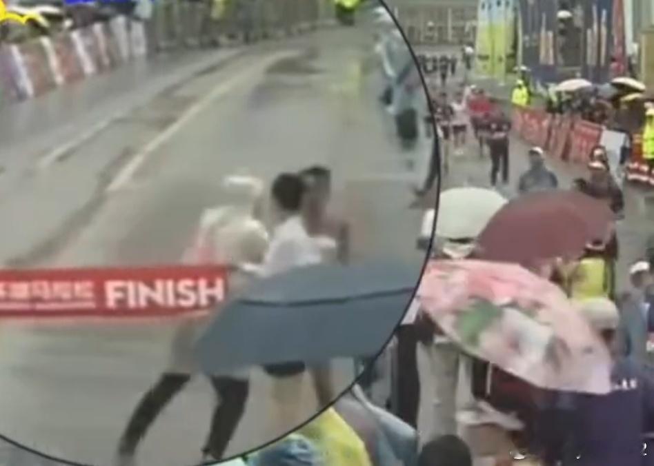 全马冠军冲刺被拦截，裁判禁赛一年！3月15日重庆万州环湖马拉松，云南选手盛雪李作