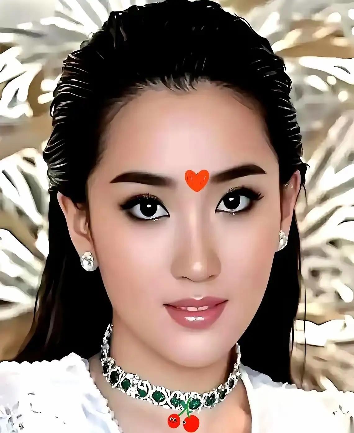 刷到泰国的新闻，后背有点发凉
泰国王太后没了，全国公务员，
要穿一整年的丧服，整