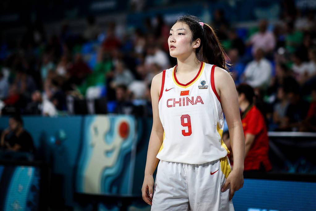 中国女篮10大美女金花一览；

1；李梦30岁，1995年出生，1.82米；
