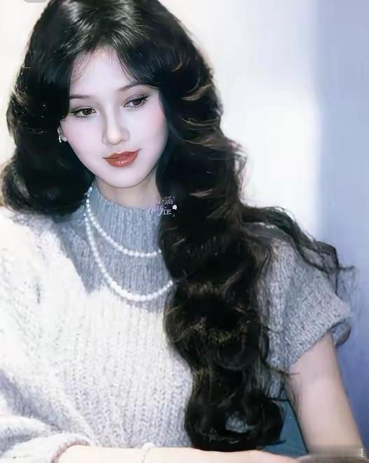 赵雅芝真是难得一见的美人！要是年轻四五十岁，颜值绝对能碾压当下不少女星；若出生在