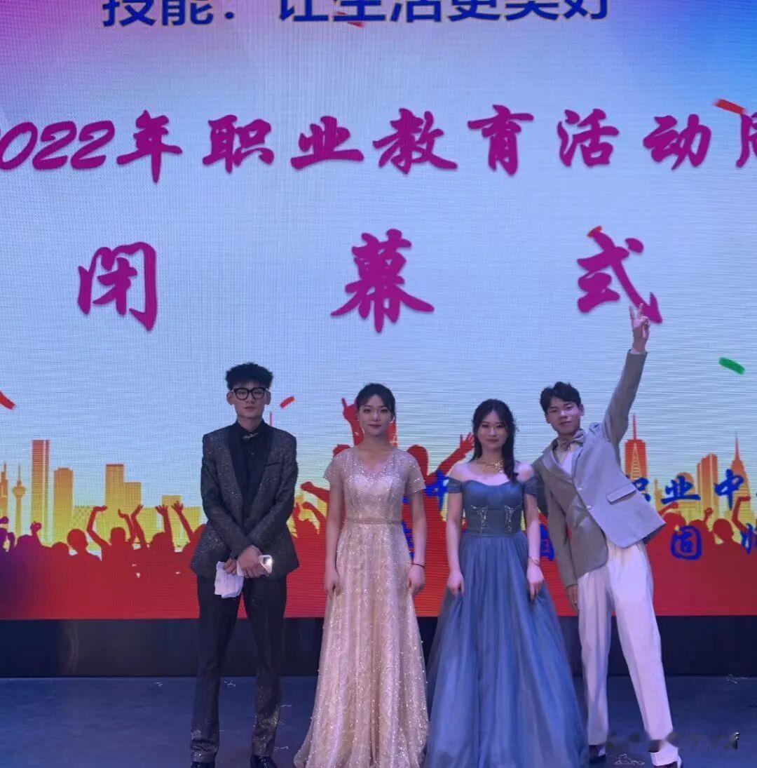 汉中市科技职业中等专业学校21级优秀学生周欣茹成长记
2021 年夏天，我从西乡