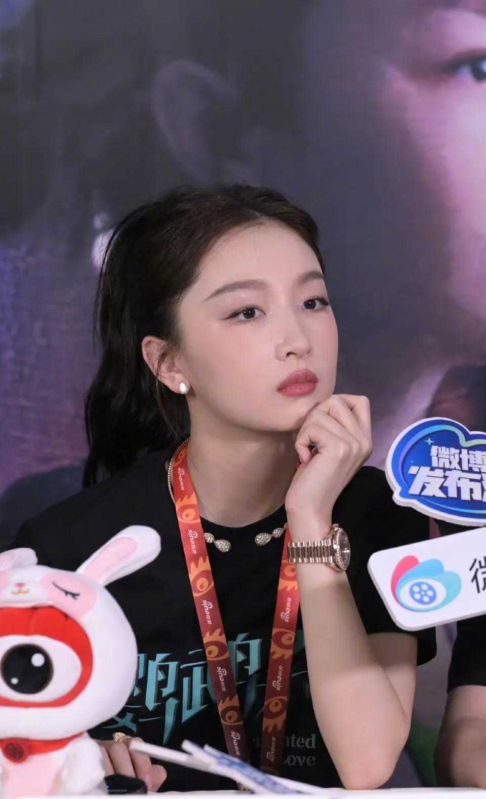 周冬雨，
真的有些不一样了，
现在生图也这么耐看,
她有什么诀窍?
#娱乐#