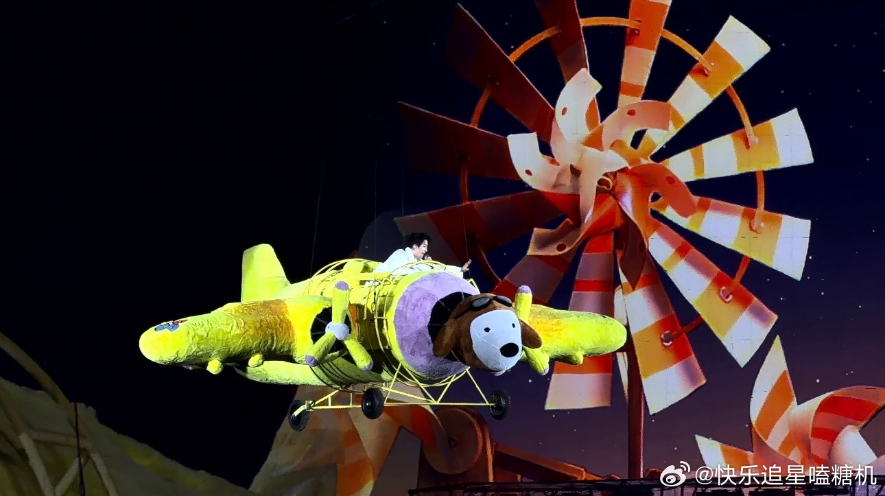 黄子弘凡坐飞机绕场鸟巢 黄子今天直接坐着小飞机绕鸟巢边飞边唱，偶像从天而降的感觉