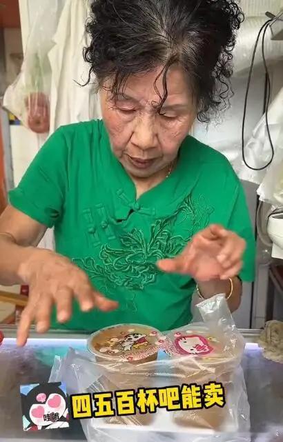 卖雀巢咖啡的阿姨真的是火了，你知道现在一天能卖多少吗？最少四五百杯。10块钱一杯
