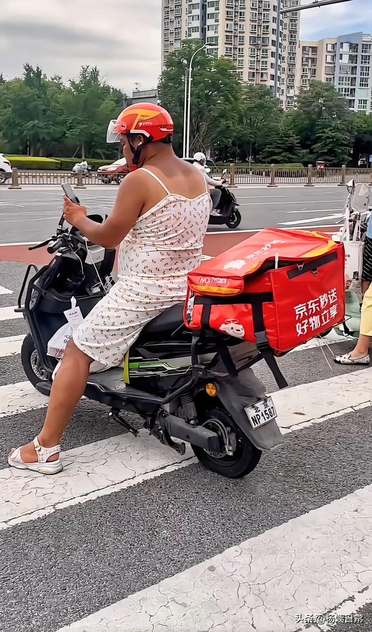 这个骑车送外卖的，太难分辨了。他到底是男人？还是女人？说他是男人嘛，他又穿女装吊