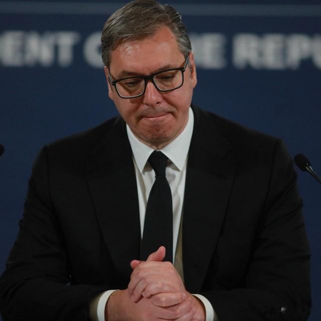 武契奇这是明显被反对派算计了

枪击事件引发大规模抗议后，塞尔维亚将提前举行大选