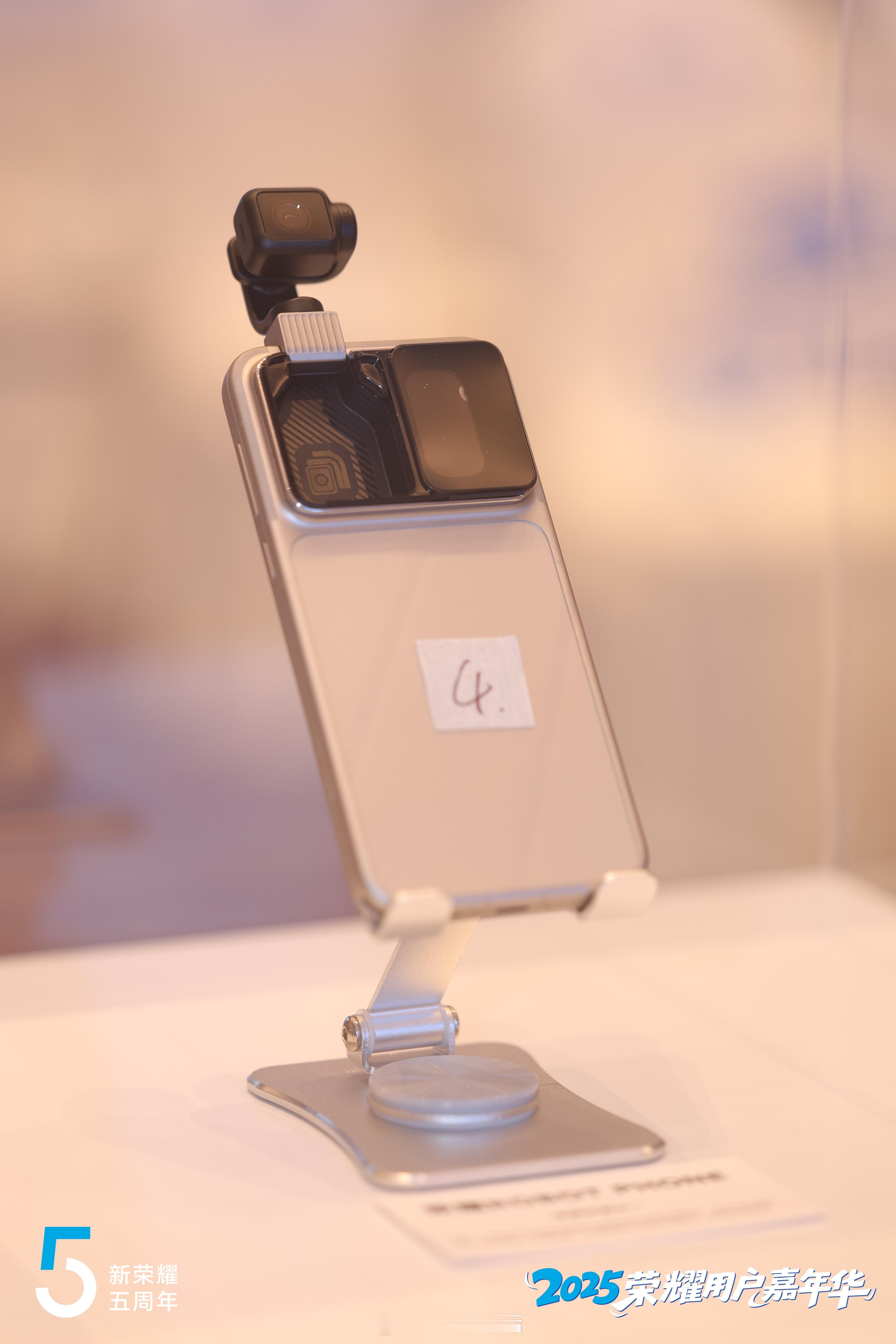 这玩意是真帅啊…融合 AI 超强大脑、机器人行动力与专属摄影机，搭载隐藏式机械臂