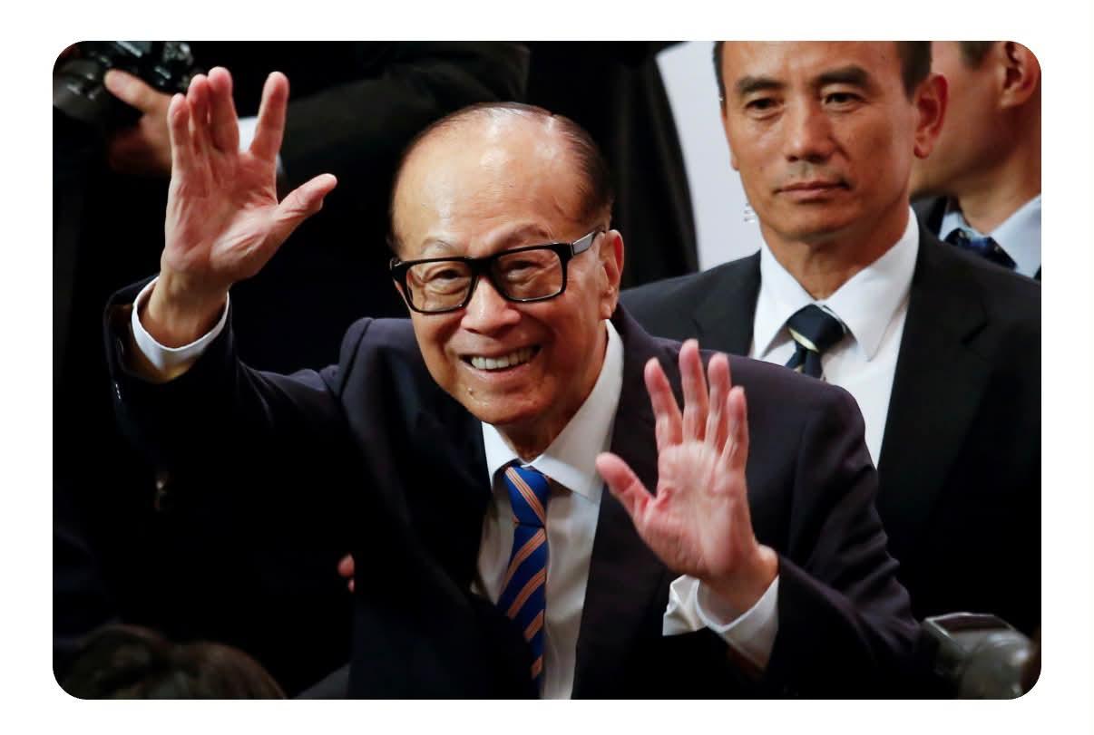 李嘉诚又在撤退了。
半年抛售四大资产，卖掉英国电网、电讯、火车和澳洲能源，狂揽近