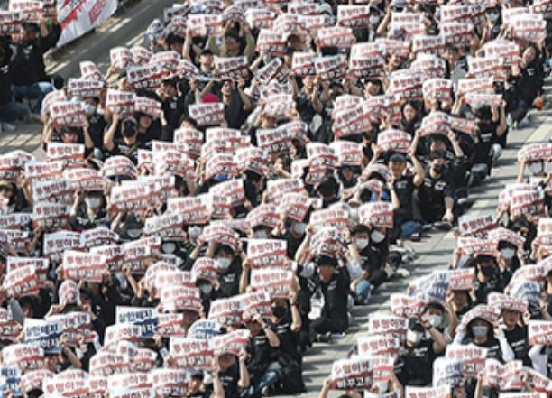 韩国上演魔幻大戏！SK海力士人均60万奖金引爆全国，三星员工集体罢工逼宫！5月2