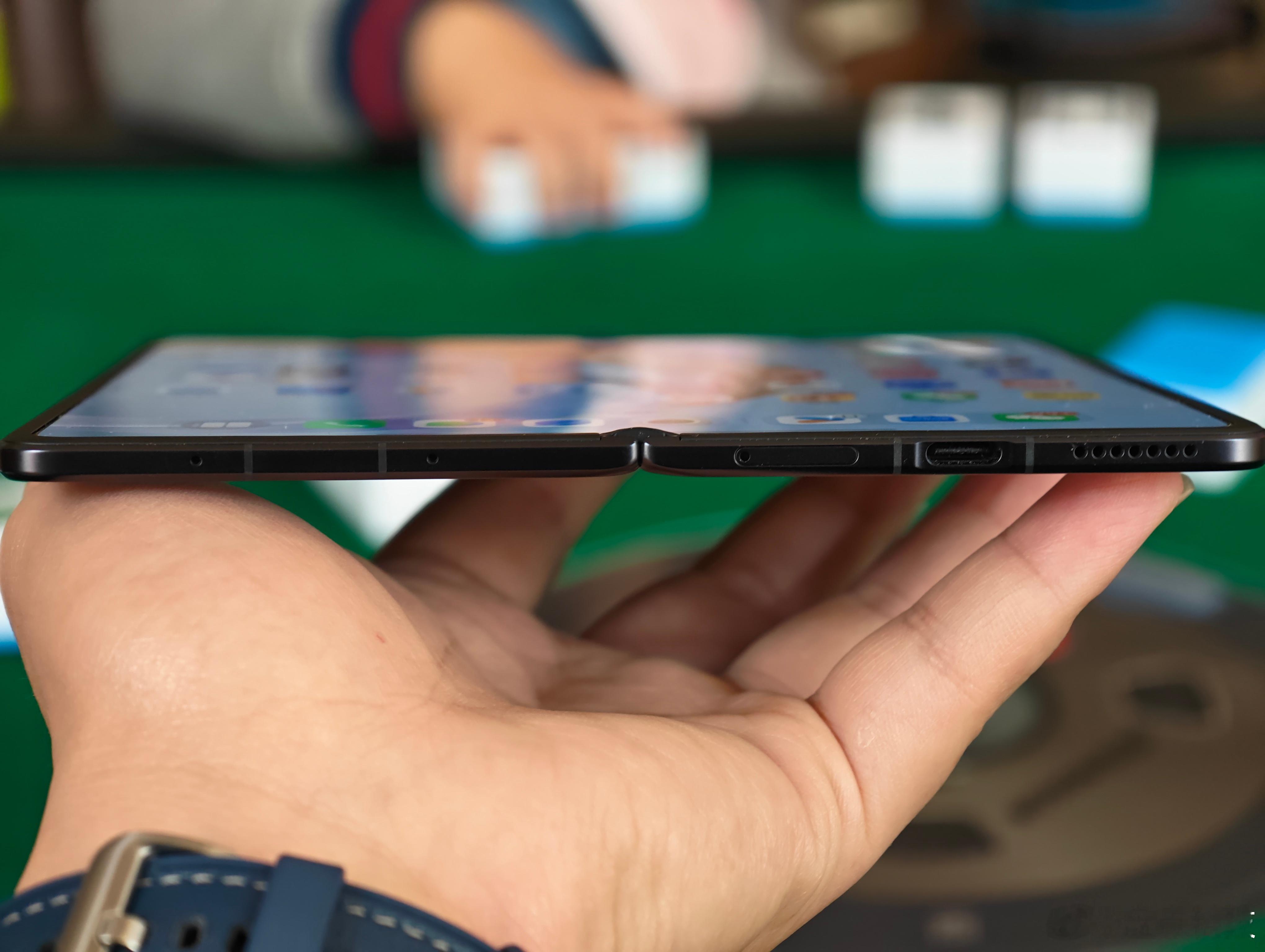 现在的折叠屏真的是“变态”了！！这折痕几乎看不到啊我手上的荣耀Magic V6，