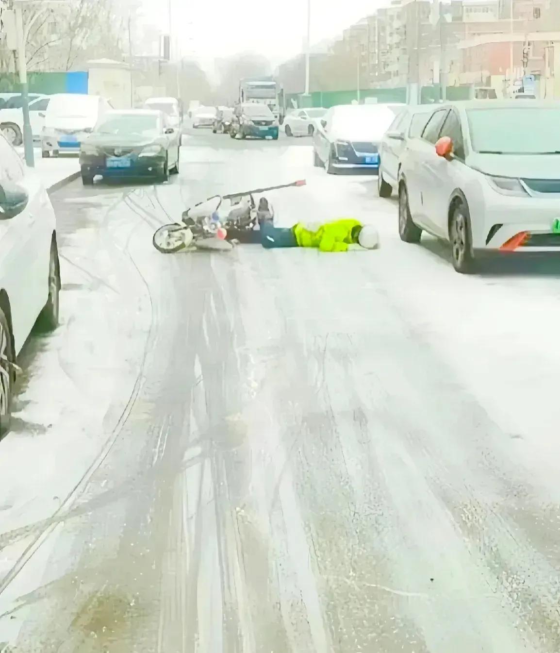 冰天雪地，交警滑倒，车辆驶过——谁还配谈“地域黑”？



“北风其凉，雨雪其雱