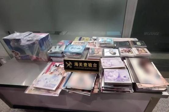 辣眼睛！一女子从日本坐飞机回国，结果在海关处被拦下，原因是她在行李中背回244本