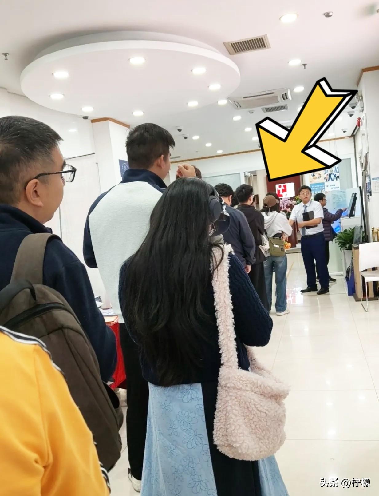 现在卖黄金和买黄金的，
估计都要悔到拍大腿！
不是金价还在跌，而是315刚到，多