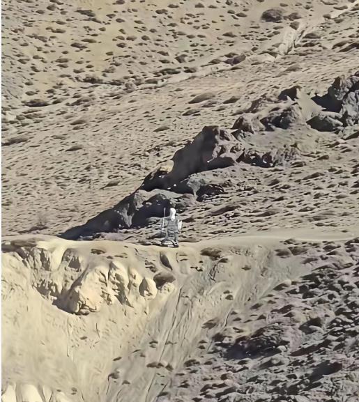 “中国送来了废铁玩具！”《印度快报》的标题充满讥讽。社交媒体上，年轻人给机器人P