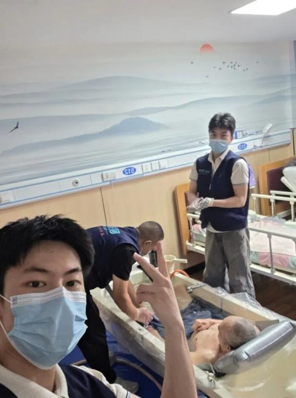 “太意外了！” 浙江杭州，一名小伙原本在医院当护士，如果继续干能够月薪过万，但他