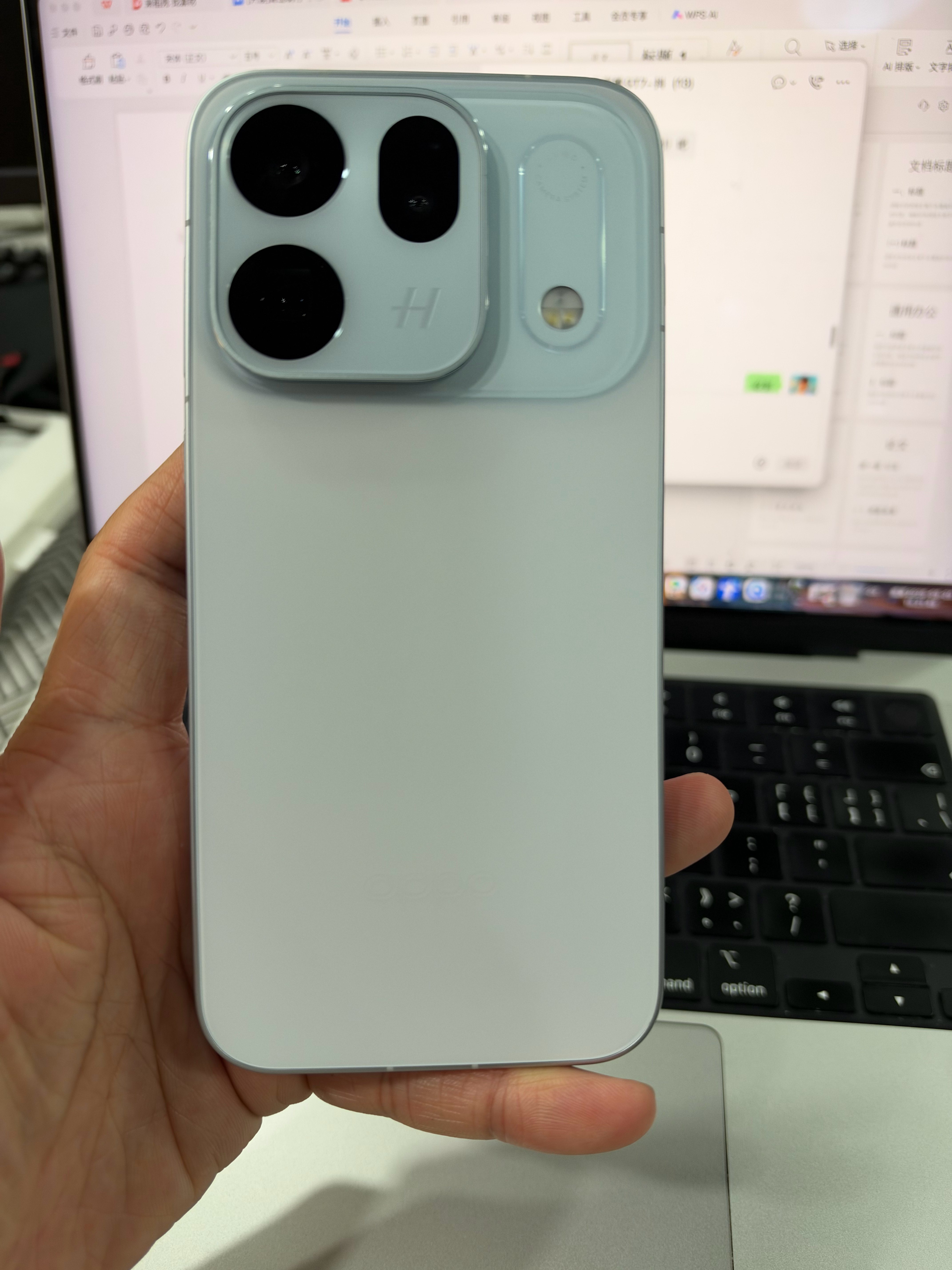 OPPO  Find X10标准版的综合实力很强，也反应到了市场销售端。标准版首