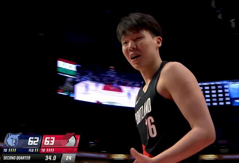 杨瀚森的天崩三分钟…好不容易给了个上场机会，对位的普洛斯珀像磕了药一样的准，进攻