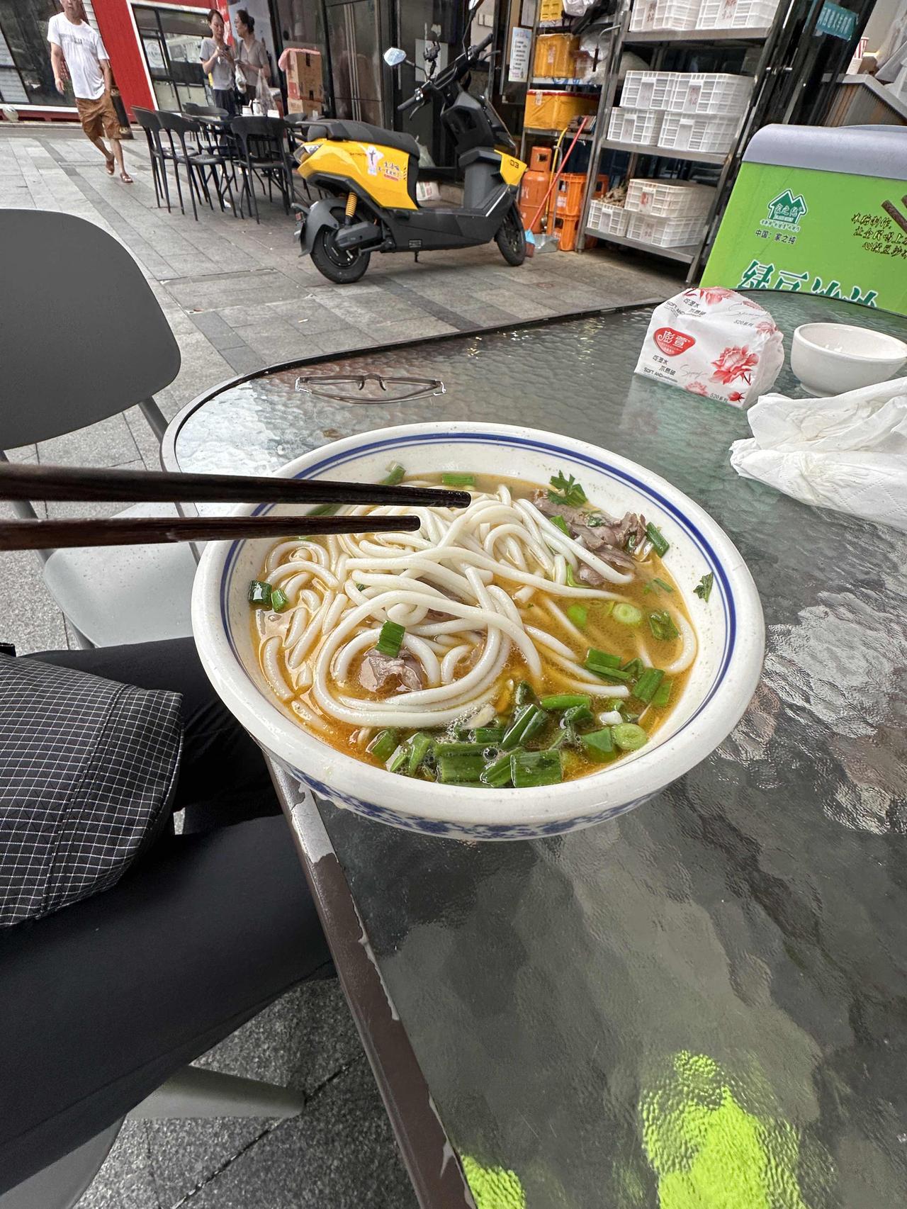 从云南自驾到遵义，两人花了28元吃的羊肉米粉价格便宜、味道不错。这是我在网上看到