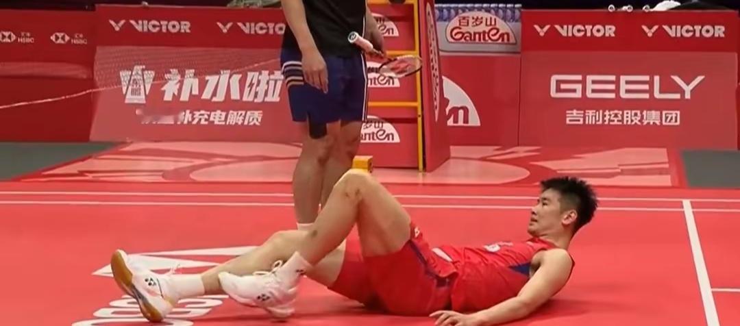 李诗沣因伤退赛！扑球扭伤脚踝，被轮椅推下场李诗沣受伤坐轮椅离场2025年世界羽联