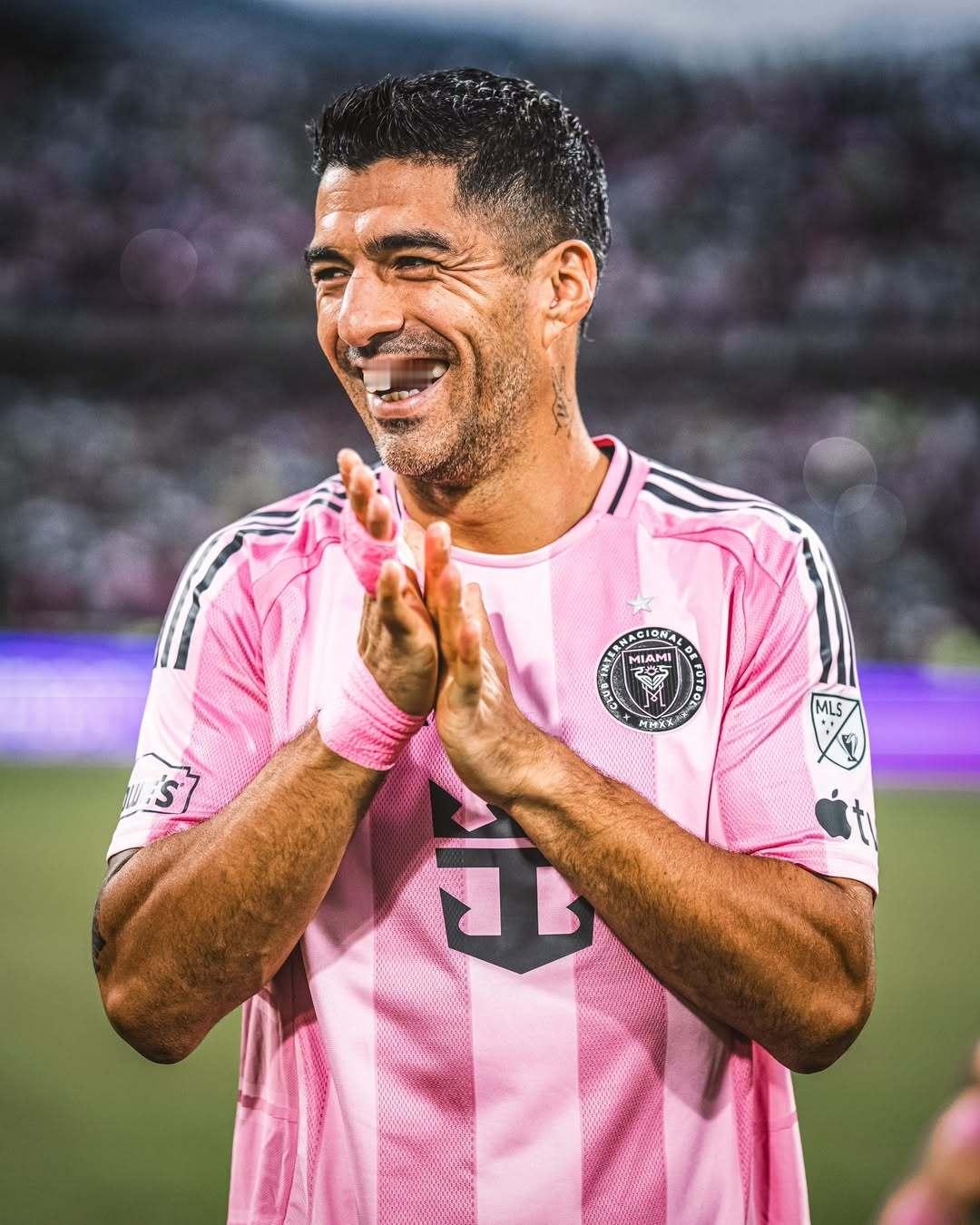 📸 苏牙更新比赛照片苏亚雷斯人人都爱苏亚雷斯