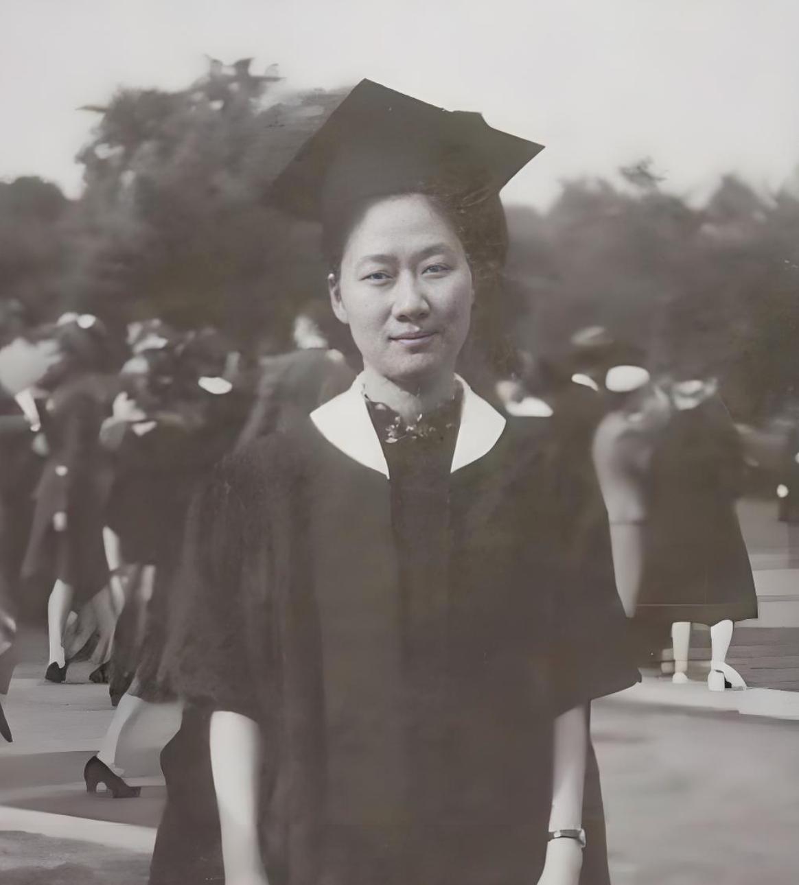 1933年，钱钟书追求燕大校花赵萝蕤，可赵萝蕤根本没有看上他，而是喜欢当时一文不