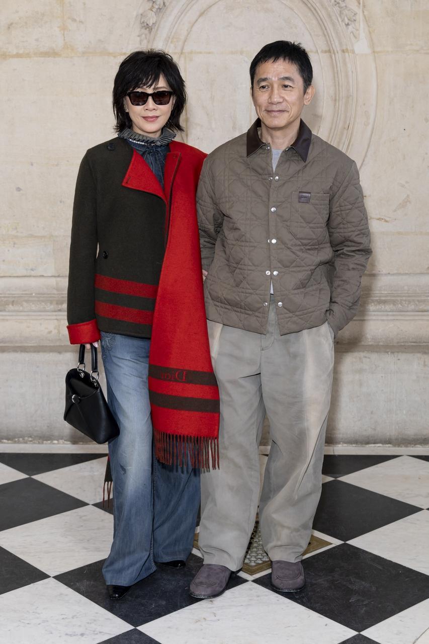 最近刘嘉玲和梁朝伟一起出席时装周，两位手牵手现身非常恩爱，看起来也特别的般配。