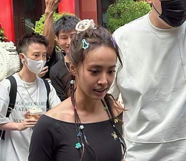 45岁的蔡依林，刚晒出一张自拍，全网瞬间炸锅：这哪里是姐姐，分明是15岁的少女！