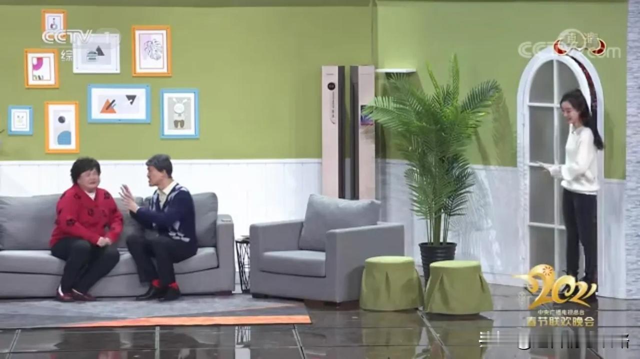 #辞旧迎新打卡挑战活动#全家一起看春晚，看到贾玲的节目时，家人吐槽：你看贾玲坐的