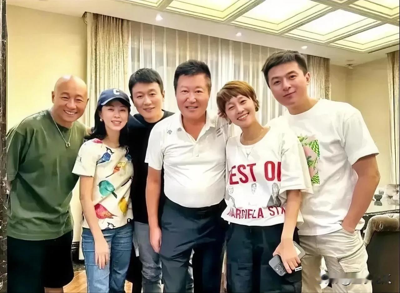 六位演员一起合照，你能想起是哪一部剧的演职人员吗？16年过去了，每一位演员的变化